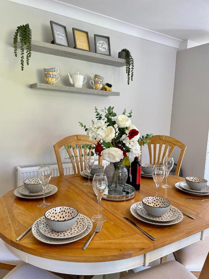 Charming 2 Bedroom With Open Plan Living *